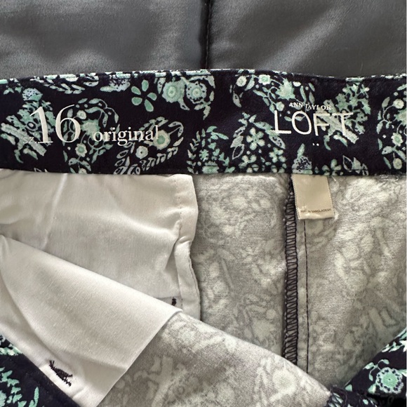 Navy blue/teal floral shorts from Ann Taylor Loft, size 16 - Picture 5 of 5